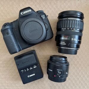 Canon Black Digital Camera with Zoom Lens